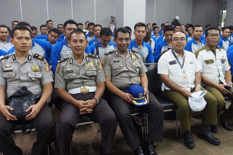 Peserta Pendidikan dan Pelatihan (Diklat) Kepolisian Indonesia saat berkunjung ke pabrik Perakitan Daihatsu Sunter.