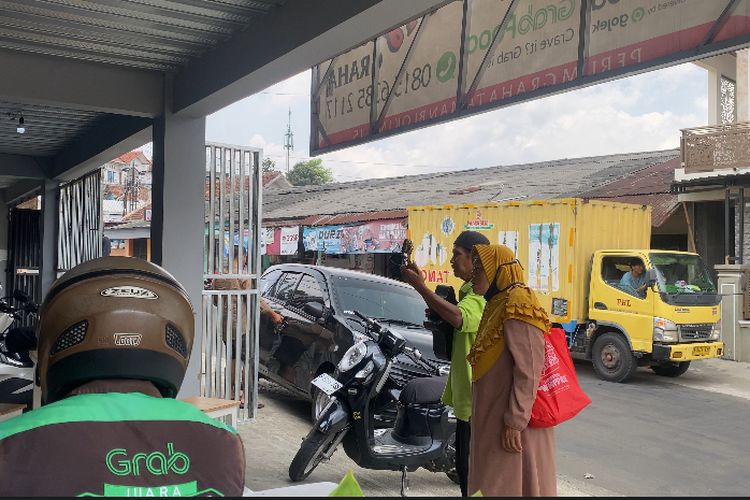 Syam bersama isteri ketika mengamen di daerah Karamat Sukabumi, Kamis (10/10/2024) siang.