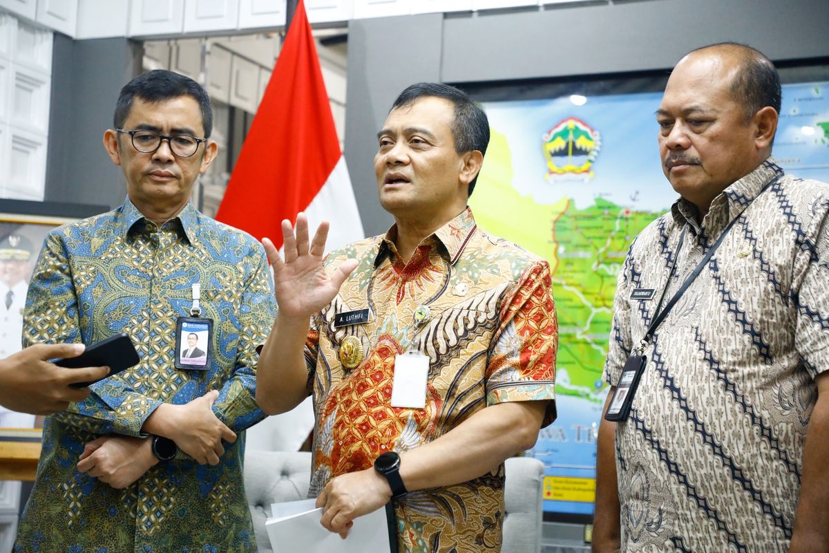 Gubernur Jateng Ahmad Luthfi seusai membahas persiapan Central Java Investment Business Forum (CJIBF) 2025 di ruang kerjanya, Kamis (24/7/2025).