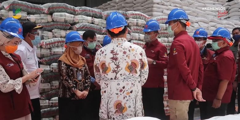 Kemensos melakukan pengecekan stok beras bansos BSB di gudang BULOG di wilayah Jawa Barat untuk disalurkan kepada KPM-PKH, Rabu (21/10/2020).