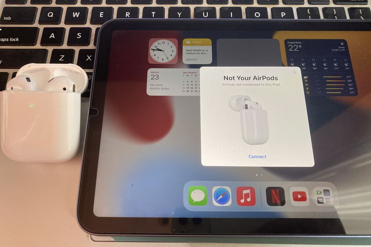Menghubungkan AirPods ke iPhone, iPad, dan Macbook.