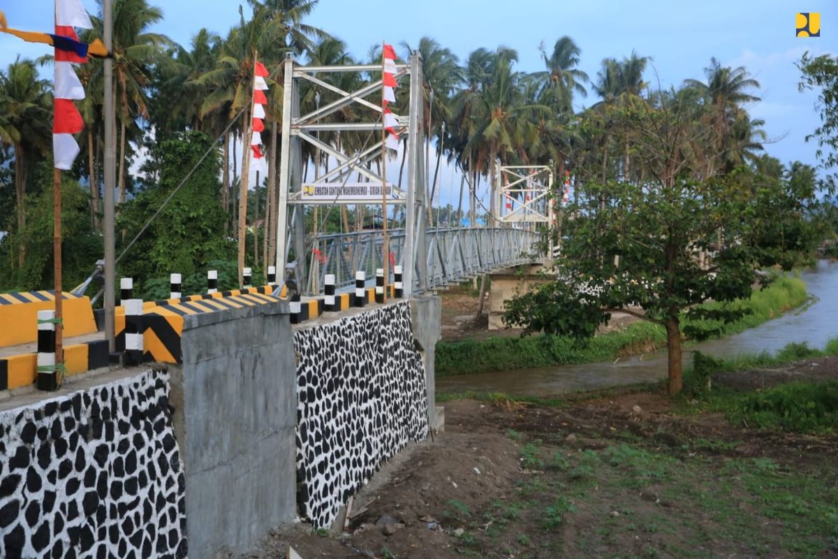 Jembatan Gantung Manembonembo-Girian Bawah di Kota Bitung, Provinsi Sulawesi Utara.