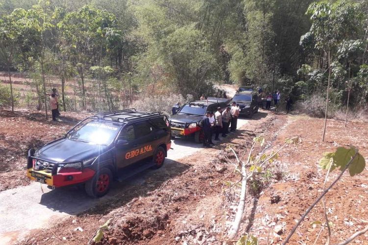 Pemeriksaan dan evakuasi 1 granat nanas dan puluhan amunisi ditemukan warga di Dukuh Tegal Rejo, Desa Bekonang, Kecamatan Mojolaban, Kabupaten Sukoharjo, Jawa Tengah (Jateng), pada Senin (14/8/2023).
