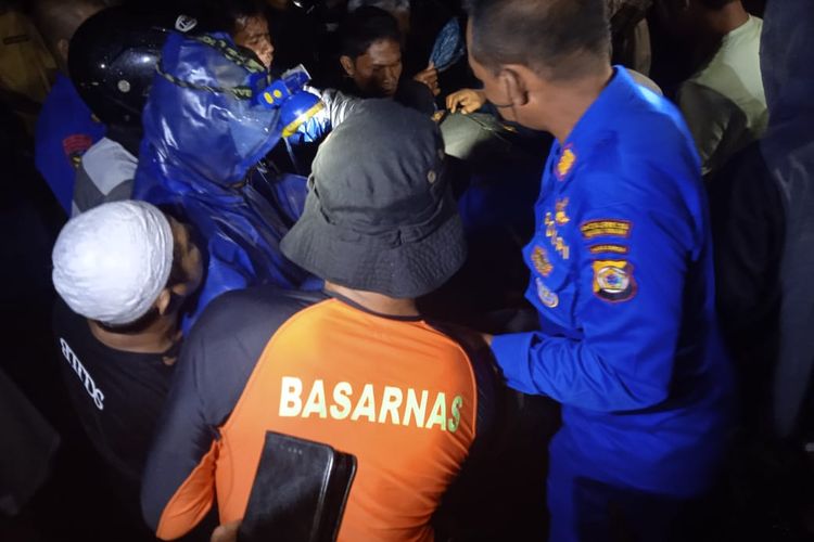 La Ode Husni, seorang warga Desa Haruru, Kecamatan Amahai, Kabupaten Maluku Tengah yang hilang saat memanah ikan ditemukan tewas di muara sungai Waipia, Kecamatan Teon Nila Serua, Maluku Tengah, Senin malam (23/5/2022)