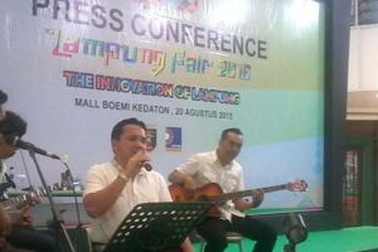 Gubernur Lampung Ridho Ficardo 'ngamen' di mal untuk mempromosikan ajang tahunan Lampung Fair 2015, Jumat (21/8/2015).
