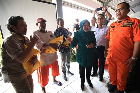 Diimbau Tak Melaut, Nelayan di Surabaya Terima Bantuan Beras dari Risma