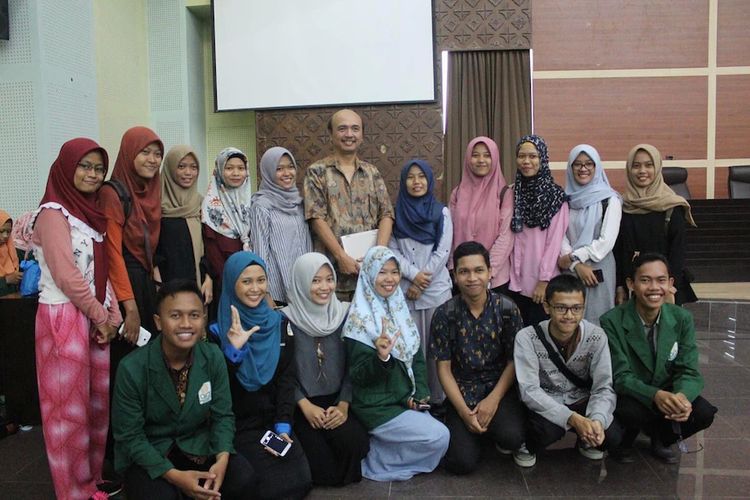 Putu Pendit (belakang berdiri tengah) bersama mahasiswa Jurusan Ilmu Perpustakaan Universitas Islam Sunan Kalijaga Yogyakarta, 2016.