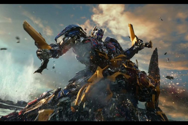 Optmus Prime melawan Bumblebee dalam Transformers: The Last Knight