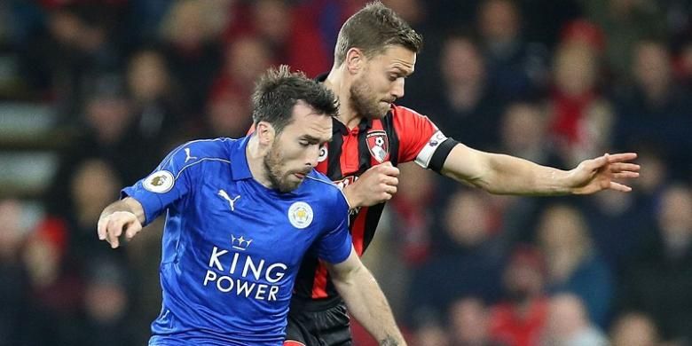 Bek Leicester City, Christian Fuchs (depan), berduel dengan bek AFC Bournemouth, Simon Francis, dalam lanjutan Premier League di Stadion Vitality, Selasa (13/12/2016) waktu setempat.