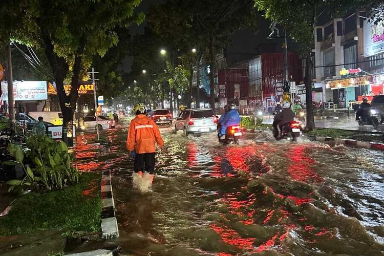 Tim reaksi cepat atau TRC BPBD Kabupaten Bogor melakukan assessment di lokasi bencana akibat hujan deras yang mengguyur sejak Sabtu (9/8/2025) sore hingga malam.