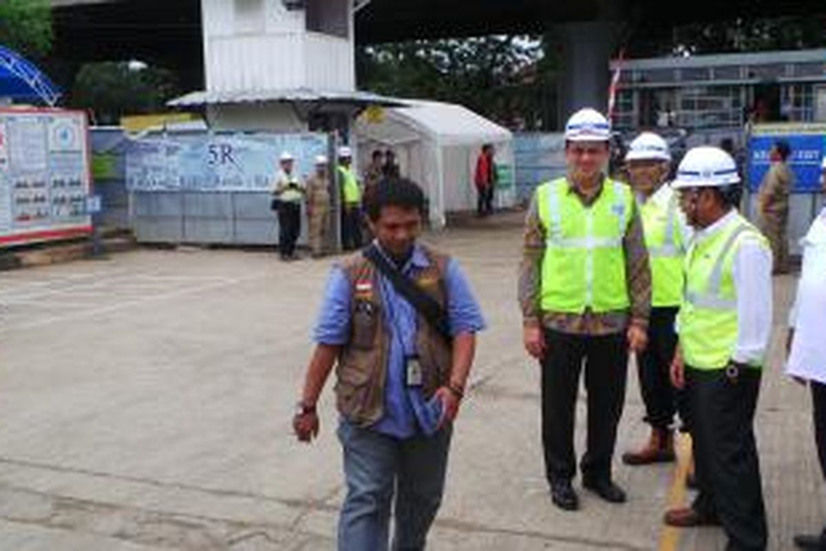 Gubernur DKI Jakarta Basuki Tjahaja Purnama bersama jajaran pejabat Kementerian Pekerjaan Umum Perumahan Rakyat saat berada di lokasi proyek sodetan Ciliwung-Kanal Banjir Timur (KBT), Rabu (18/2/2015).

