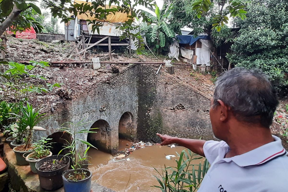 Jembatan Kereta Terowongan Tiga yang berada di RW 009 Kelurahan Palmeriam, Kecamatan Matraman, Jakarta Timur, masuk sebagai cagar budaya oleh Pemprov DKI. Foto diambil pada Kamis (16/6/2022).