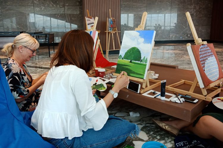 Wisatawan mengikuti workshop art class seniman Eko Nugroho di Yogyakarta Marriott Hotel, Yogyakarta, Jumat (9/3/2018).