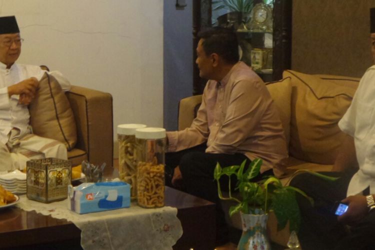 Cawagub DKI Jakarta Djarot Saiful Hidayat mendatangi kediaman KH Salahudin Wahid atau Gus Sholah ditemani adik Menteri Agama, Adib Saifuddin, di Jalan Bangka, Rabu (22/3/2017). 