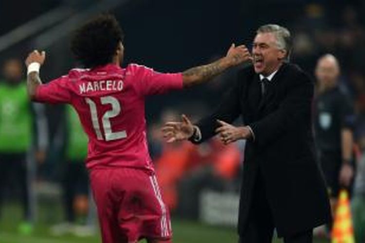 Bek Real Madrid, Marcelo, memeluk pelatih Carlo Ancelotti, seusai membobol gawang Schalke 04, pada leg pertama pertandingan perdelapan final Liga Champions, Rabu atau Kamis (19/2/2015) dini hari WIB. 