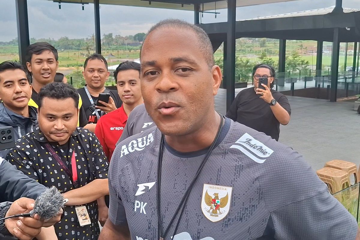 Pelatih timnas Indonesia, Patrick Kluivert, saat ditemui Bali United Training Center, Pantai Purnama, Kabupaten Gianyar, Bali, Senin (26/5/2025).