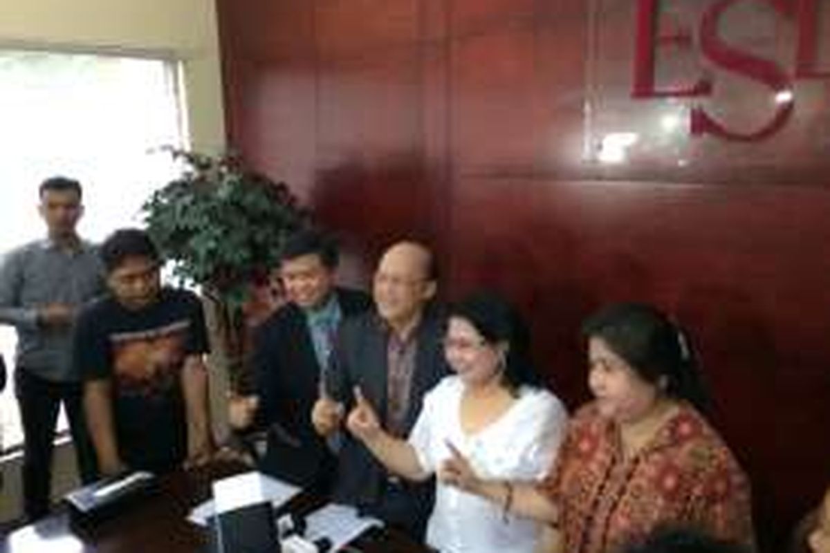 Kedua dari kiri, Mario Teguh dan kuasa hukumnya, Elza Syarief di kantor Elza Syarief Law Office, Jakarta Pusat, Senin (10/10/2016).
