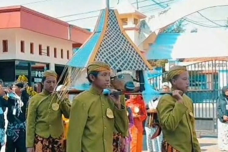 Sejumlah pelajar SMA di Kota Tegal, Jawa Tengah mengikuti pagelaran teatrikal nelayan larung sesaji kepala kerbau yang digelar SMA 1 Tegal, Selasa (16/5/2023). 
