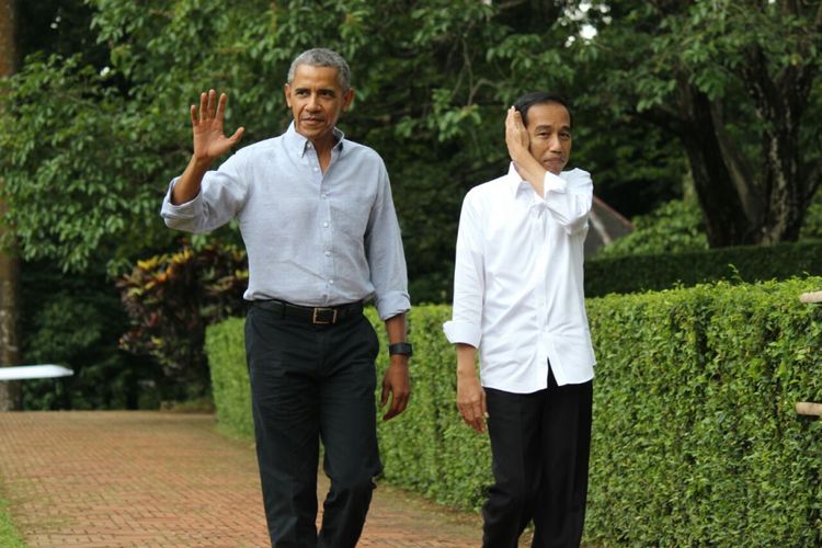 Presiden Joko Widodo dan Presiden ke-44 Amerika Serikat Barrack Obama saat sedang berjalan di Grand Garden Cafe, Kompleks Istana Kepresidenan Bogor, Jawa Barat, Jumat (30/6/2017).