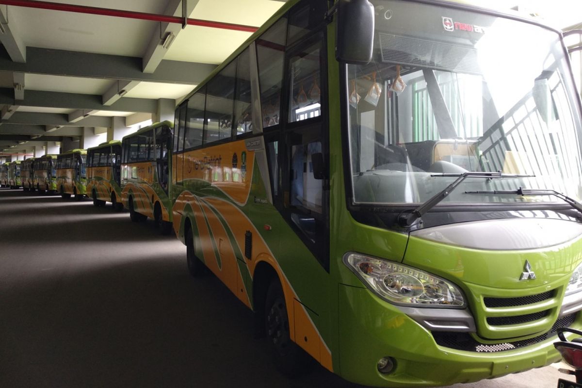 Kondisi bus Trans Patriot Bekasi, Selasa (28/2/2018). Sembilan unit bus Trans Patriot disimpan di area Stadion Patriot. Pemkot Bekasi kini sedang mencari operator, melalui proses lelang, untuk mengoperasi bus-bus itu.