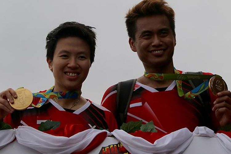 Ganda campuran bulu tangkis peraih medali emas Olimpiade Brasil, Tontowi Ahmad  dan Liliyana Natsir diarak menggunakan bus bandros setibanya di Terminal 3 baru Bandara Soekarno-Hatta, Tangerang, Banten, Selasa (23/8/2016).