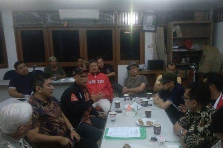 Warga RW 10 Billy Moon saat mengadakan pertemuan menolak pembangunan kantor KUA di Duren Sawit, Jakarta Timur, Rabu (2/10/2019). 
