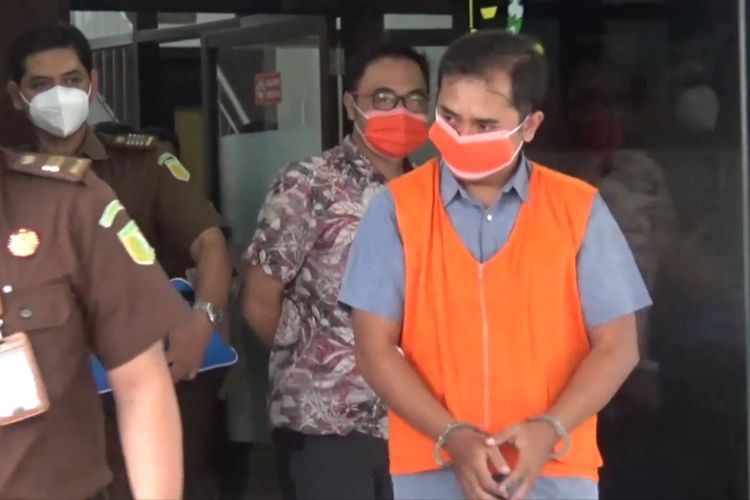 Mantan pegawai BRI Cabang Dolopo-Madiun, RS ditahan setelah menjalani pemeriksaan sebagai tersangka kasus korupsi uang 11 nasabah hingga merugikan negara Rp 2,1 miliar.