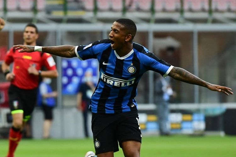 Ashley Young merayakan gol pada laga Inter Milan vs Brescia di Stadion di Stadion Giuseppe Meazza dalam lanjutan pekan ke-29 Serie A, kasta teratas Liga Italia, Rabu (1/7/2020).