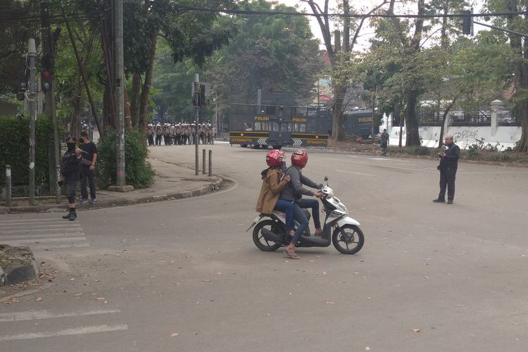 Kondisi di kawasan Jalan Diponegoro, Kota Bandung, Jawa Barat pada Sabtu (30/8/2025) setelah sekelompok masyarkat dipukul mundur polisi.