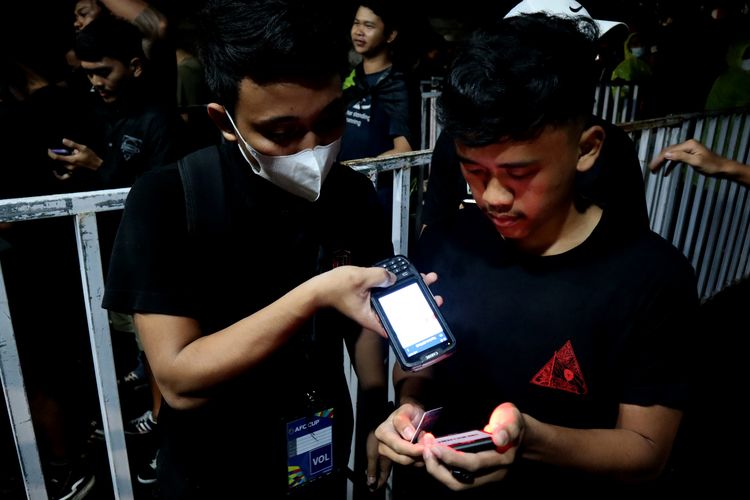 Seorang petugas melakukan pengecekan tiket penonton yang dibeli secara online selama AFC Cup 2022 berlangsung di Stadion Kapten I Wayan Dipta Gianyar, Bali, 27-30 Juni 2022.