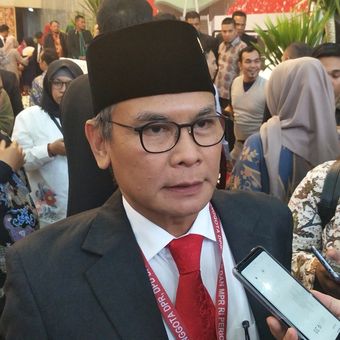 Anggota DPR terpilih periode 2019-2024 Johan Budi saat ditemui seusai pelantikan di Kompleks Parlemen, Senayan, Jakarta, Selasa (1/10/2019).  