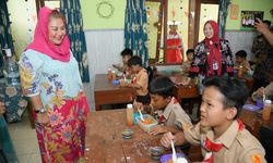 Dukung Program Makan Siang Bergizi, Mbak Ita Masak Spageti dan Bakso Lele untuk Siswa SDN Sumurboto 01