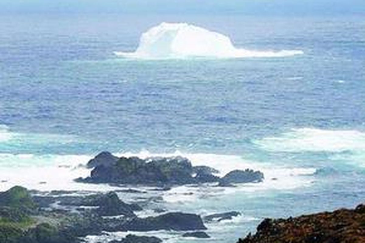 Foto di atas diambil pada 7 November lalu. Divisi Antartika Australia memublikasikannya pada Jumat (13/11). Foto ini menunjukkan potongan es yang meluncur di Teluk Bauer, pantai barat Australia di bagian sub-Antartika di Pulau Macquarie. Ahli es Divisi Antartika Australia, Neal Young, mengatakan, potongan es tersebut merupakan bagian besar yang terlepas dari Dasar Es Ross sekitar satu dekade lalu.