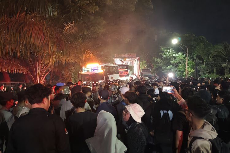 Demo di Samarinda Ricuh: Massa Coba Tutup Jembatan Mahakam, Timbulkan Kemacetan