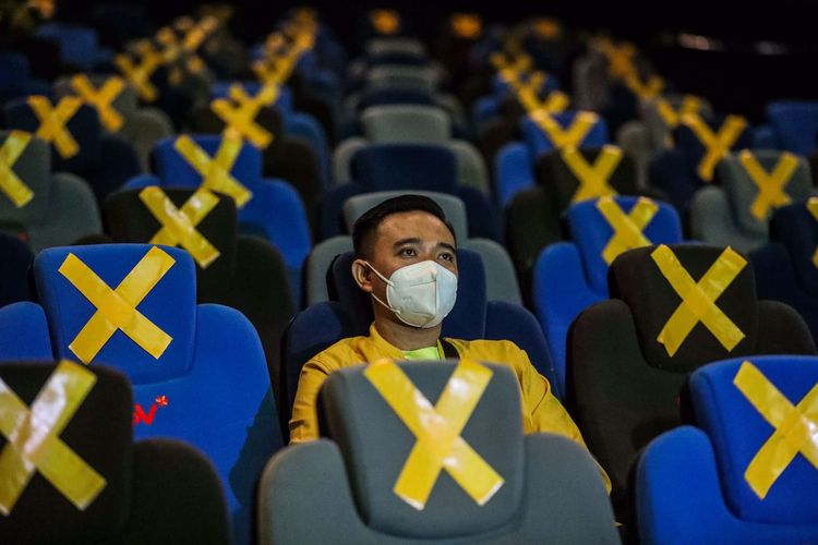 Pengunjung menyaksikan film yang di putar di CGV Grand Indonesia, Jakarta Pusat, Rabu (21/10/2020). CGV Indonesia kembali mengoperasikan bioskopnya di Jakarta mulai Rabu (21/10/2020) hari ini dengan menampung kapasitas di dalam bioskop maksimal 25 persen.
