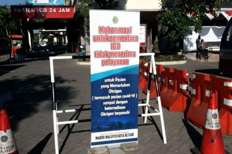 Sebuah banner terpasang di depan pintu IGD RSUD Mardhi Waluyo Kota Blitar berisi penutupan sementara pasien baru Covid-19 dengan kebutuhan oksigen, Selasa (13/7/2021)