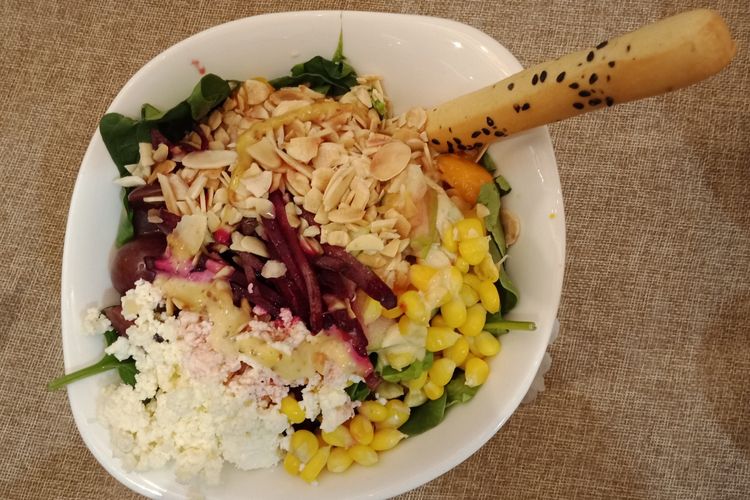 Almond Garden, kreasi salad terbaru dari SaladStop! yang menggunakan dua dressing, yakni raspberry vinaigrette dan honey mustard.