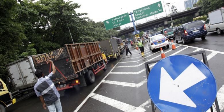 Kemacetan yang terjadi akibat genangan air yang terdapat pada ruas jalan tol dalam kota tujuan Tanjung Priuk di sekitar Cawang, Jakarta Timur, Rabu (29/1/2014). Akibat genangan air yang terjadi sejak malam ini tingginya mencapai 80 centimeter sehingga membuat beberapa truk tidak berani melintas dan membuat arus lalulintas terhambat. KOMPAS IMAGES/VITALIS YOGI TRISNA 