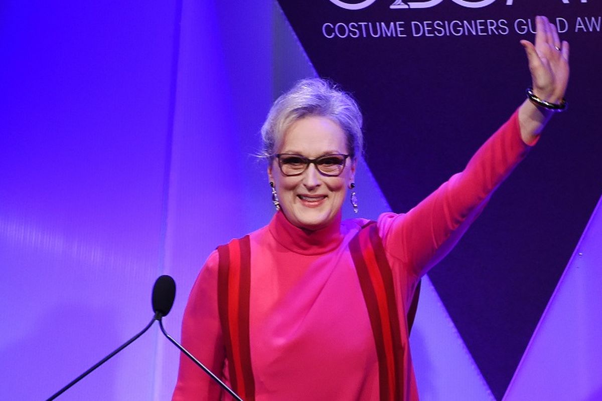 Aktris Meryl Streep  menerima Distinguished Collaborator Award pada perhelatan The 19th CDGA (Costume Designers Guild Awards) di The Beverly Hilton Hotel, Beverly Hills, California, 21 Februari 2017.  