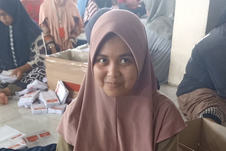 Nurul salah satu petugas pelipat surat suara di KPU Padang