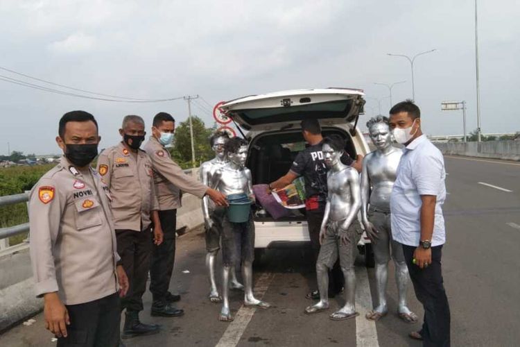Pelaku pungli di Jalintim Palembang-Ogan Ilir yang aksinya meresahkan warga diamnakan oleh aparat kepolisian dari Polsek Pemulutan Ogan Ilir.