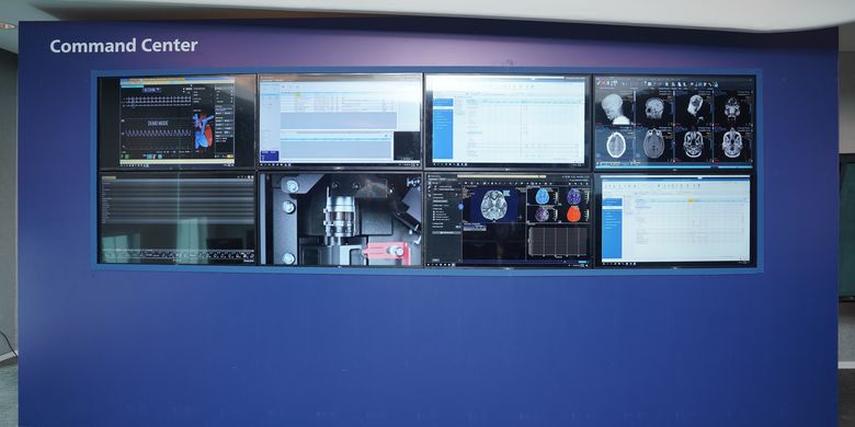 Contoh command center dari teknologi Philips yang memudahkan dokter melihat hasil rekam medis pasien secara komperhensif lewat perangkat lunak khusus.