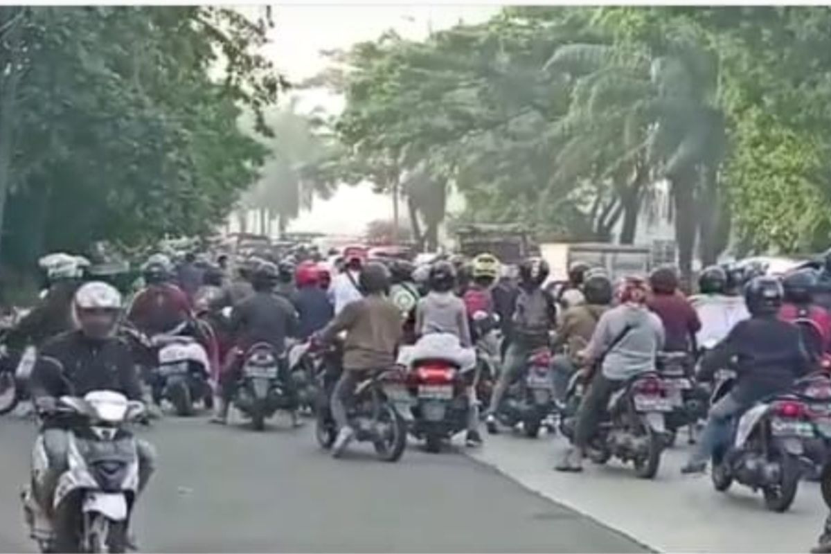 Tangkapan layar akun @cengkarengnews kemacetan di Jalan Daan Mogot imbas penutupan Fly Over Pesing