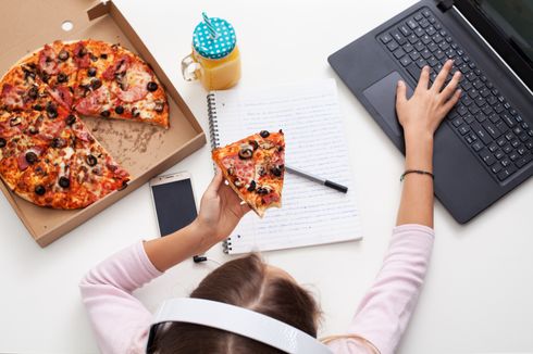 Awas, Screen Time Bisa Pengaruhi Kebiasaan Makan Anak