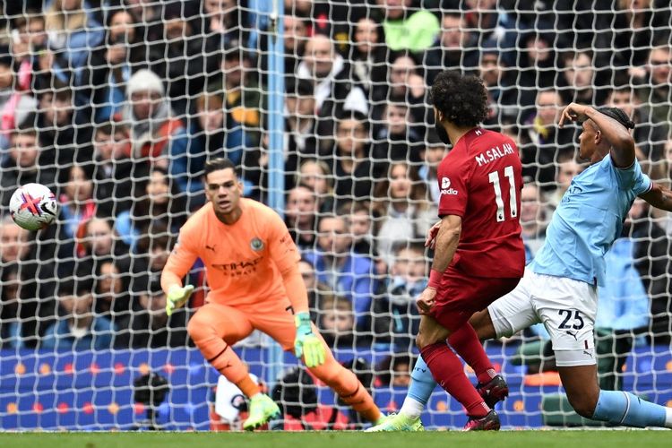 Winger Liverpool Mohamed Salah (tengah) menyepak bola yang berujung gol ke gawang Manchester City. Laga Man City vs Liverpool tersaji pada pekan ke-29 Liga Inggris 2022-2023, digelar di Stadion Erihad, Manchester, Sabtu (1/4/2023) malam WIB.