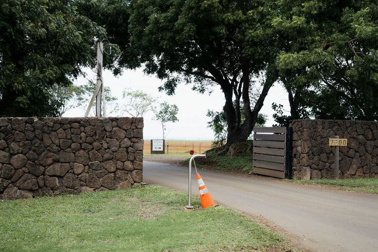 Ilustrasi gerbang depan kompleks rumah Zuck di Hawaii.