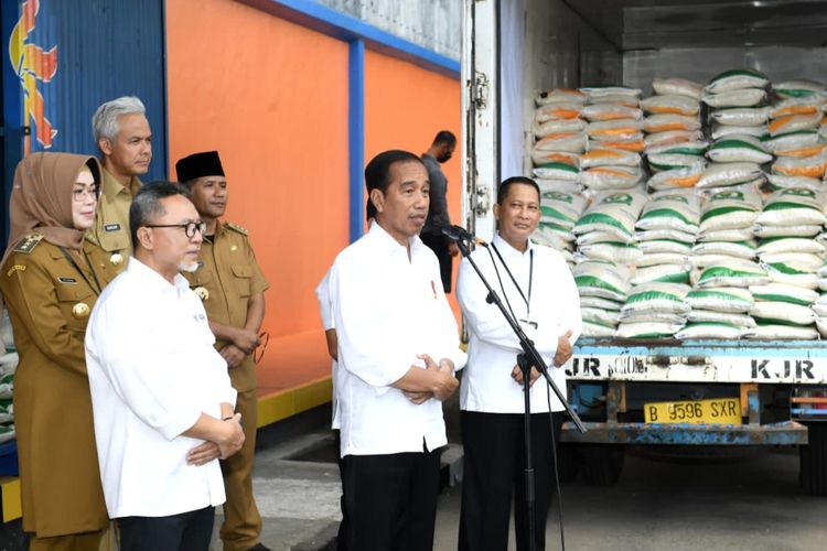 Presiden Joko Widodo saat peluncurkan kegiatan penyaluran cadangan beras pemerintah untuk bantuan pangan tahun 2023 yang digelar di Perum Bulog Pusat Distribusi Ngabeyan, Kabupaten Sukoharjo, Provinsi Jawa Tengah, pada Senin (10/4/2023).