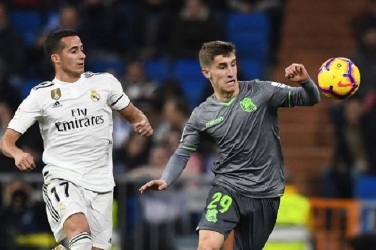 Lucas Vazquez mencoba mengejar Aihen Munoz pada pertandingan Real Madrid vs Real Sociedad dalam lanjutan La Liga Spanyol di Stadion Santiago Bernabeu, 6 Januari 2019. 
