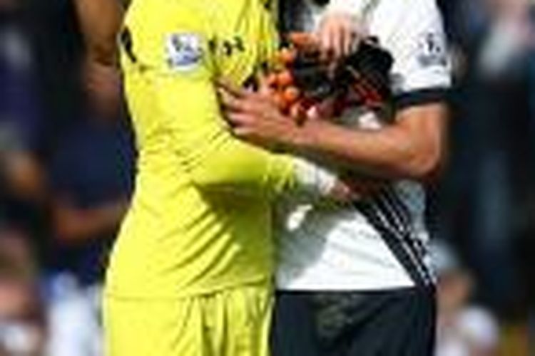 Hugo Lloris menyelamati Harry Kane seusai Tottenham Hotspur menang atas Manchester City, Sabtu (26/9/2015). 