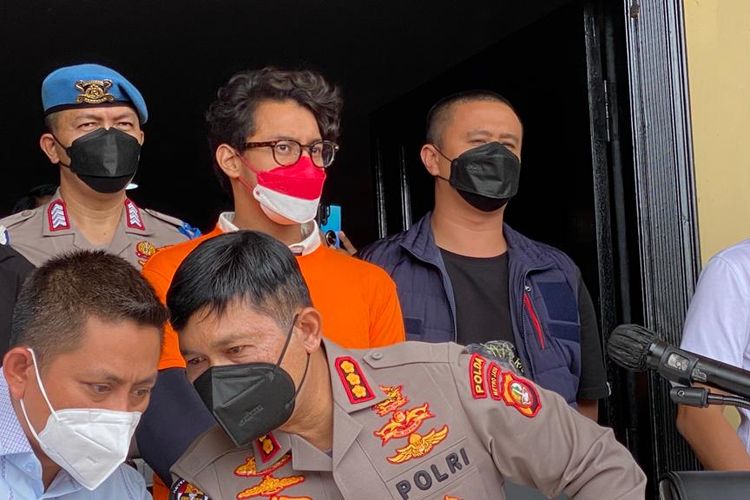 Polres Metro Jakarta Barat menetapkan musisi sekaligus aktor Ardhito Pramono sebagai tersangka kasus narkotika jenis ganja. 